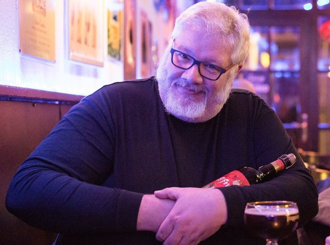 Martin Rolshausen mit dem Weihnachtsbier von St. Feuillien.