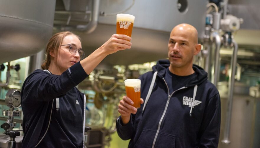 Nele Gänz, Leiterin der Versuchsbrauerei und Tom Pauwels, Markenmanager Craftwerk Brewing